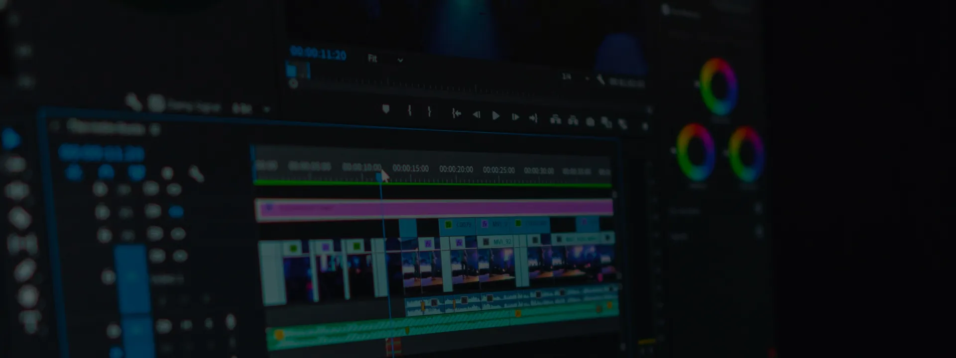 映像編集ソフトを使用して映像を編集している途中の画面がラップトップPCに映し出されている様子